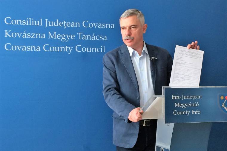 Ez a kétnyelvűségi kifogás apropót ad arra, hogy egy kemény jelentést készítsenek