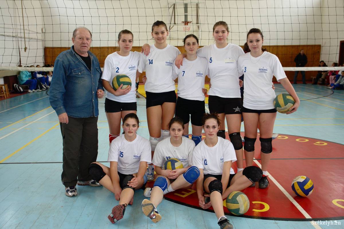 Pogonyi György és tanítványai kilenc évvel ezelőtt. 2008-ban a Pro Voley SE bronzérmes lett az U18-as bajnokságban. Archív •  Fotó: Kristó Róbert
