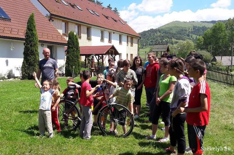 A biciklit Kovács Gábor vitte el a gyermekotthonba. Előtte több mint ezer kilométert tekert a járgánnyal •  Fotó: Gergely Imre