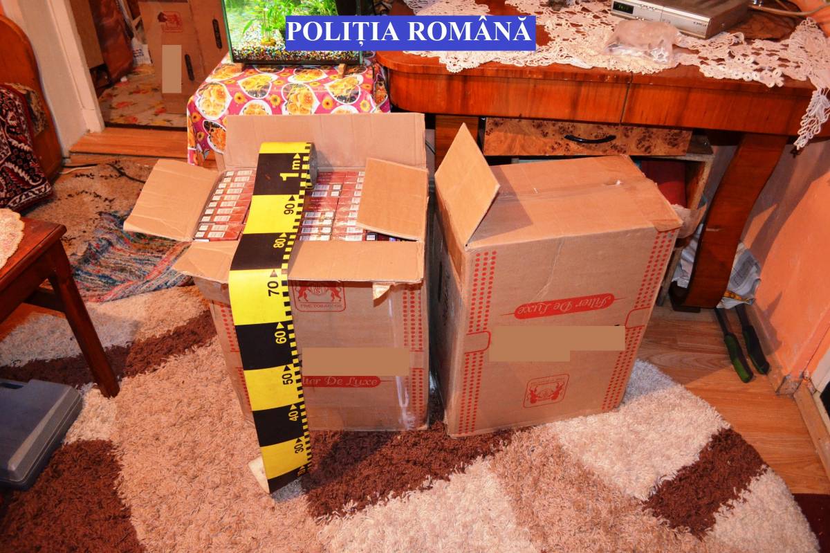 A házkutatások során megtalált dohánytermékek... &bullet;  Fotó: Rendőrség