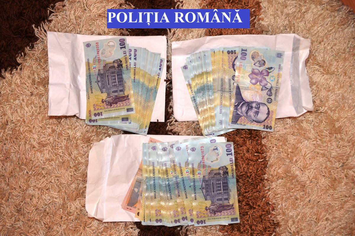 ... és pénz &bullet;  Fotó: Rendőrség