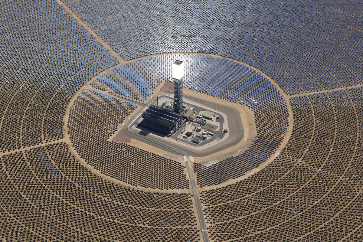 Az Ivanhpah napelempark a kaliforniai mojave sivatagban. Nem a föld erőforrásait aknázza ki •  Fotó: BrightSource Energy