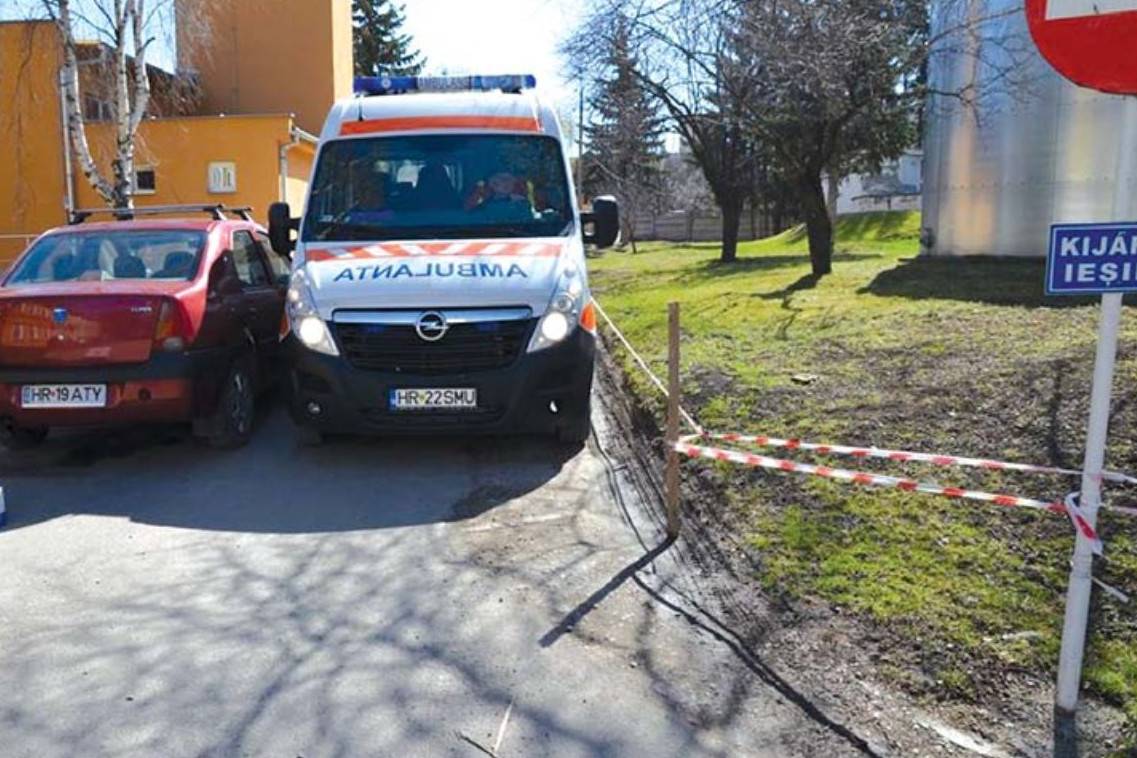 Figyelmen kívül hagyott tiltó táblák. Legutóbb csak a zöldövezeten tudott továbbhaladni a mentőautó •  Fotó: Facebook
