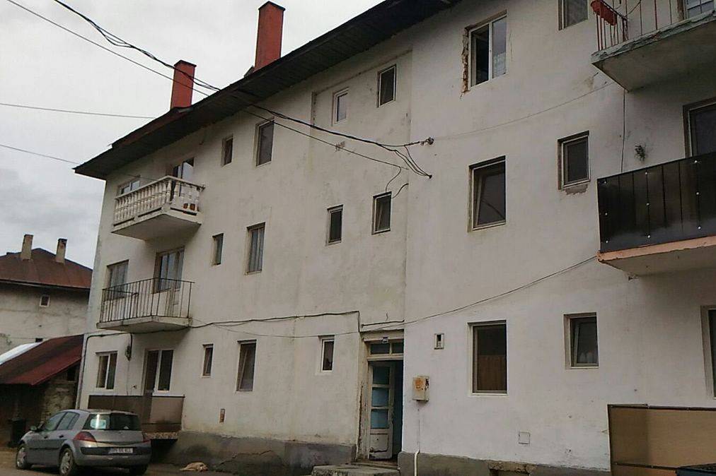 Ebben a tömbházban találták meg a csecsemők holttesteit •  Fotó: Mediafax