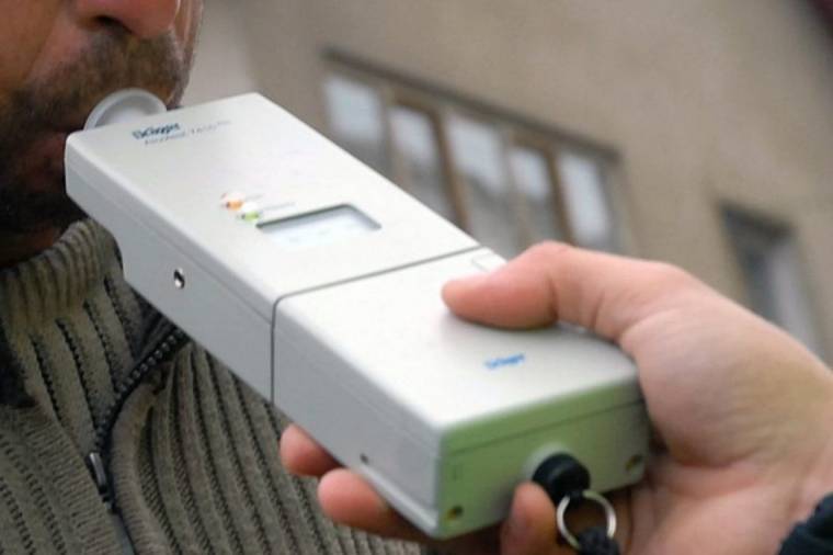 Nem akart ittasan vezetni, inkább átadta a slusszkulcsot még részegebb társának