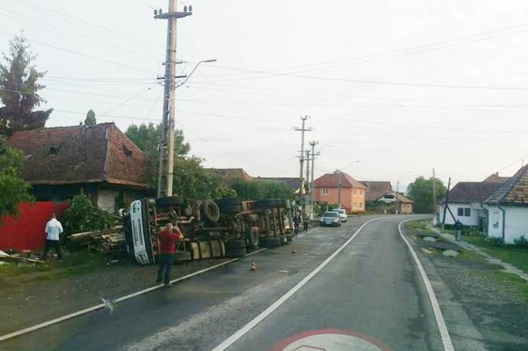 Felborult a kamion, villanyoszlop állította meg, hogy ne csapódjon egy házba
