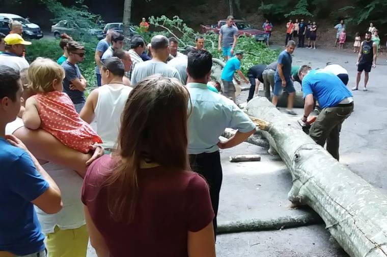 A sofőröknek és utasoknak kellett felszabadítaniuk az utat