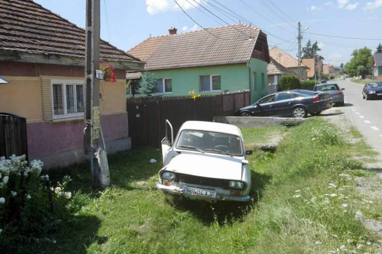 Ellopta anyja autóját, oszlopnak hajtott vele