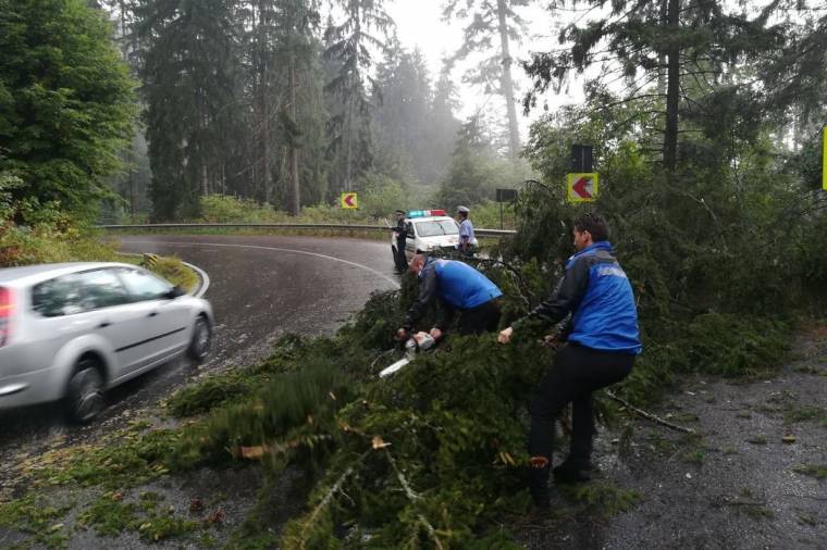 Állt a vasúti forgalom Brassónál, több országúton sem lehet közlekedni