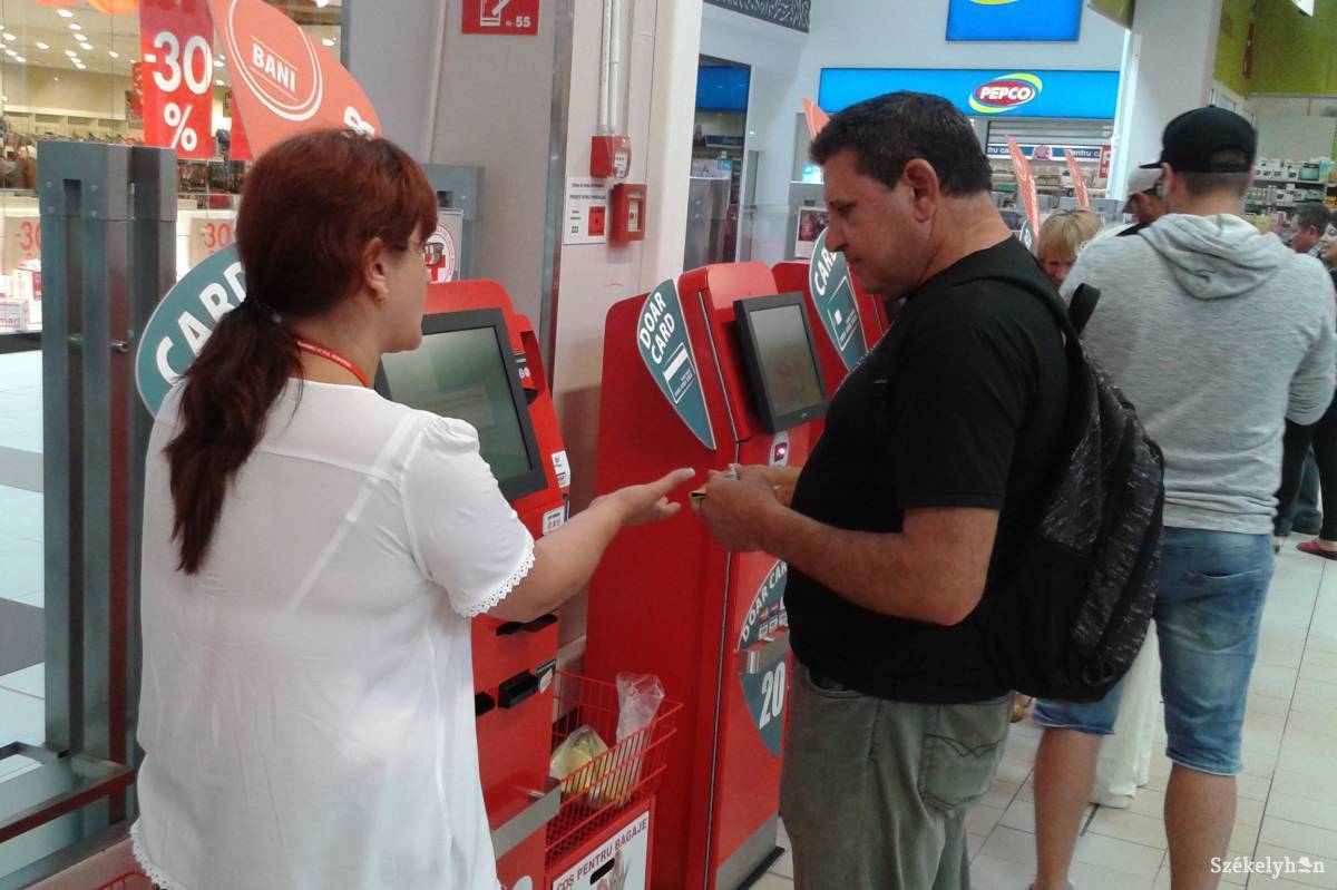 Az automata másodpercek alatt kinyomtatja a számlát és banipontossággal visszaad •  Fotó: Gáspár Botond