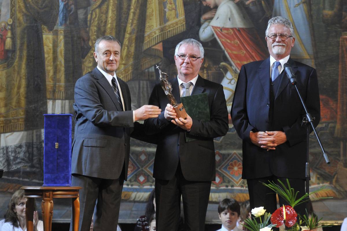 Jankovics Marcell Kossuth- és Balázs Béla-díjas rajzfilmrendező, a Magyar Művészeti Akadémia alelnöke, a kuratórium elnöke (j) és Bihari Antal, a díj alapítója (b) átadja a Duna Televíziónak adományozott Szent István-díjat Dobos Menyhértnek •  Fotó: Kovács Attila / MTI