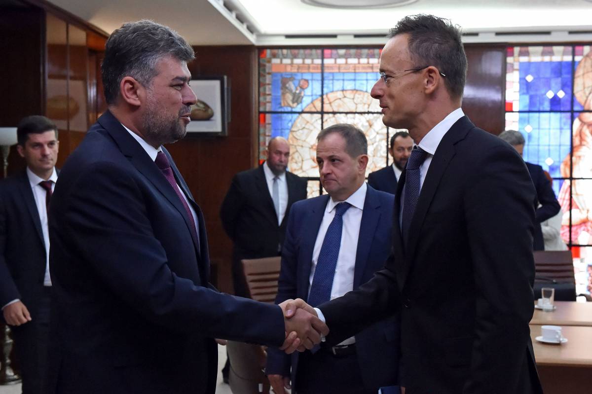 Szijjártó Péter magyar külgazdasági és külügyminiszter (jobbról) és Ion Marcel Ciolacu román miniszterelnök-helyettes találkozója Bukarestben •  Fotó: MTI