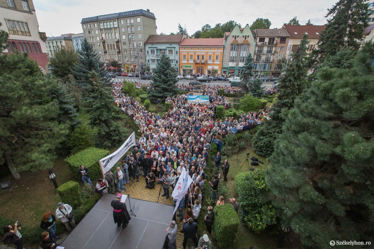 Szerdán több ezren tiltakoztak a tanintézet körül kialakult helyzet miatt •  Fotó: Boda L. Gergely