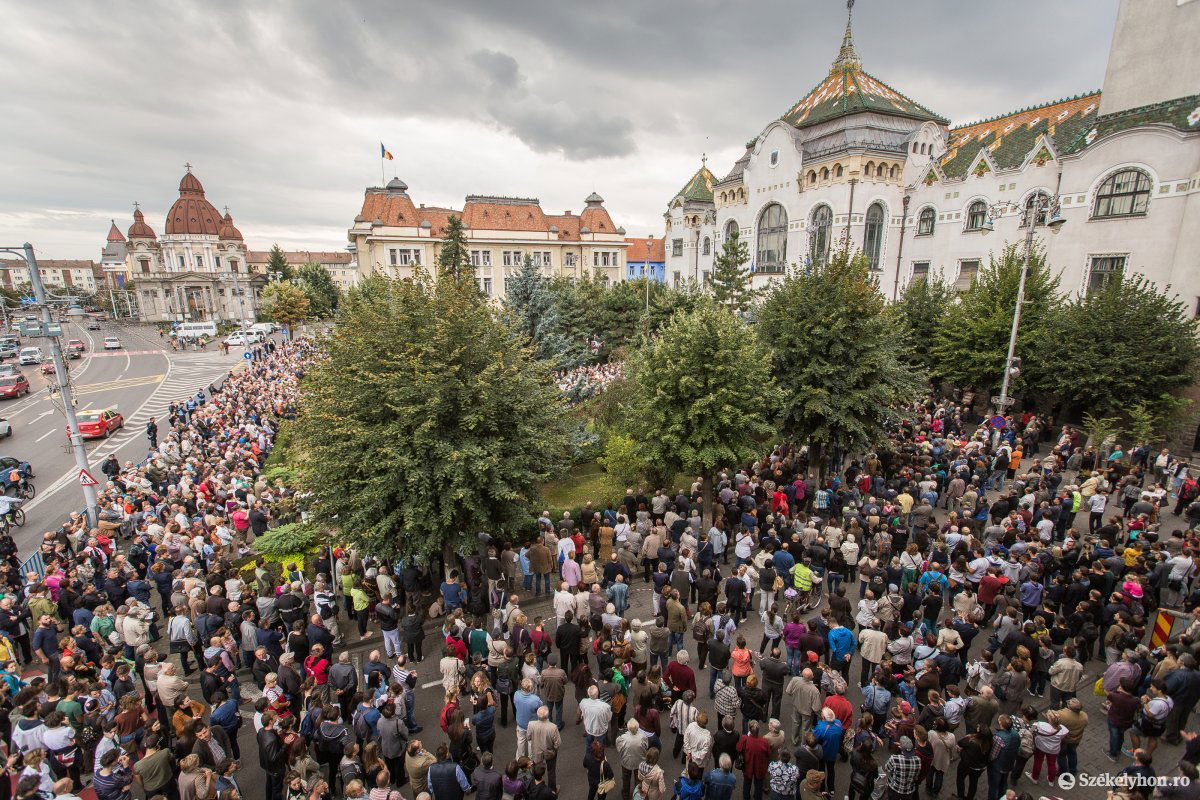Tömeg tüntet az iskoláért. Egyetlen parlamenti képviselő nagyobb erővel bír? Archív •  Fotó: Boda L. Gergely