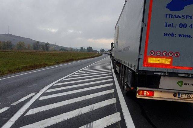 Egy ember meghalt, ketten súlyosan megsérültek a Héjjasfalva melletti balesetben