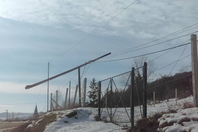 Lehet, hogy másutt ez térbeli installáció, de nálunk egy kidőlt telefonoszlop