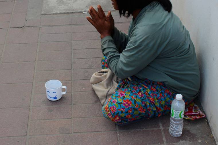 Erkölcsi kártérítést kell fizetnie Svájcnak, amiért megbírságoltak egy utcán kolduló romániai roma nőt