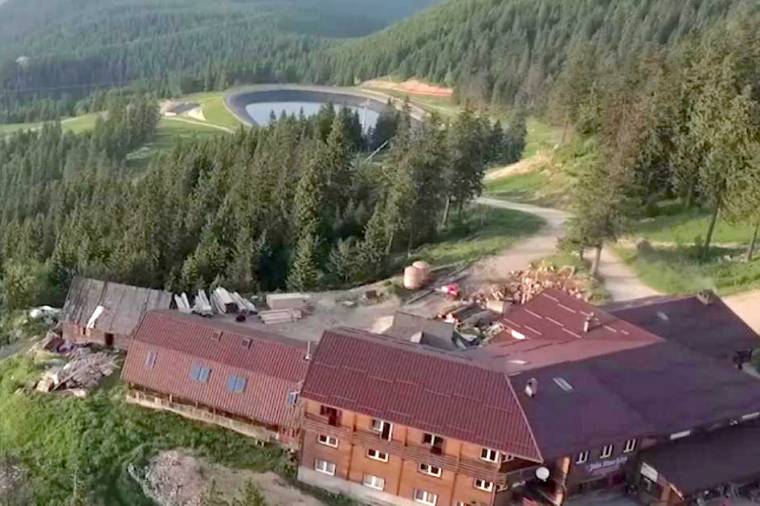 Éjjeli műszak a menedékháznál: medvekergetés