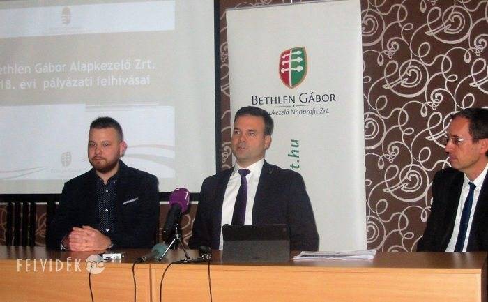 Czibula Ádám, a BGA felvidéki irodájának igazgatója, Erdélyi Rudolf Zalán, a BGA vezérigazgatója, Dr. Kiss Róbert Richárd, a sajtótájékoztató moderátora •  Fotó: Szőke Éva / Felvidék.ma