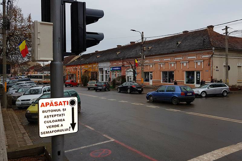 A főtéri villanyrendőröket tájékoztató táblával is ellátták •  Fotó: Tirnaveni.ro