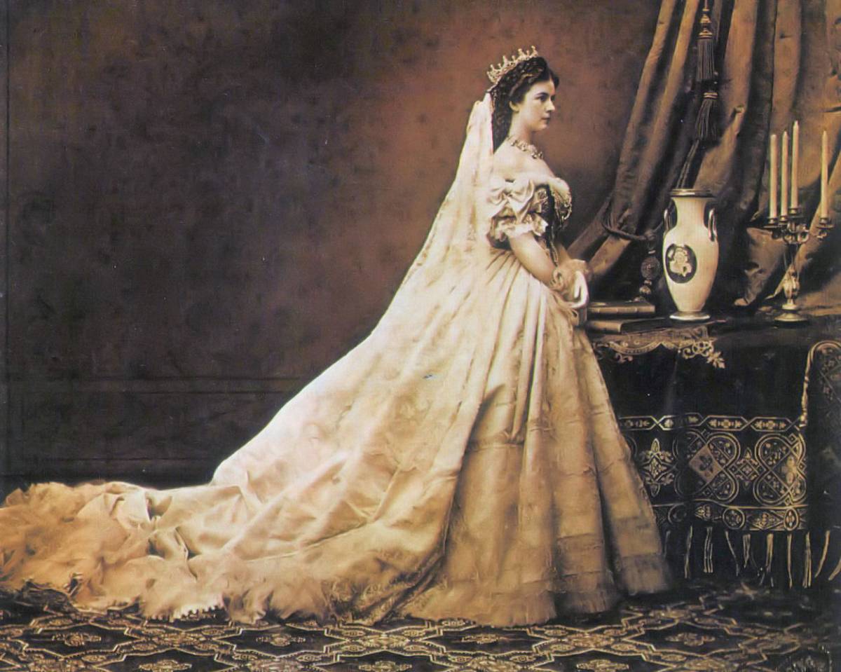 Sissi magyar koronázási öltözékében. Emil Rabending felvétele, 1867 •  Fotó: Wikipédia