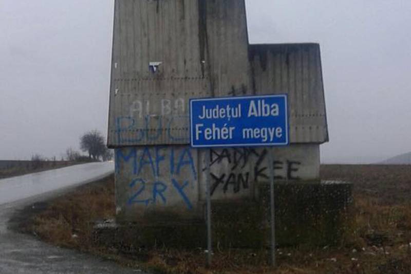 Kétnyelvű tábla Maros és Fehér megye határában. Szemet szúrt •  Fotó: Florin Roman/Facebook