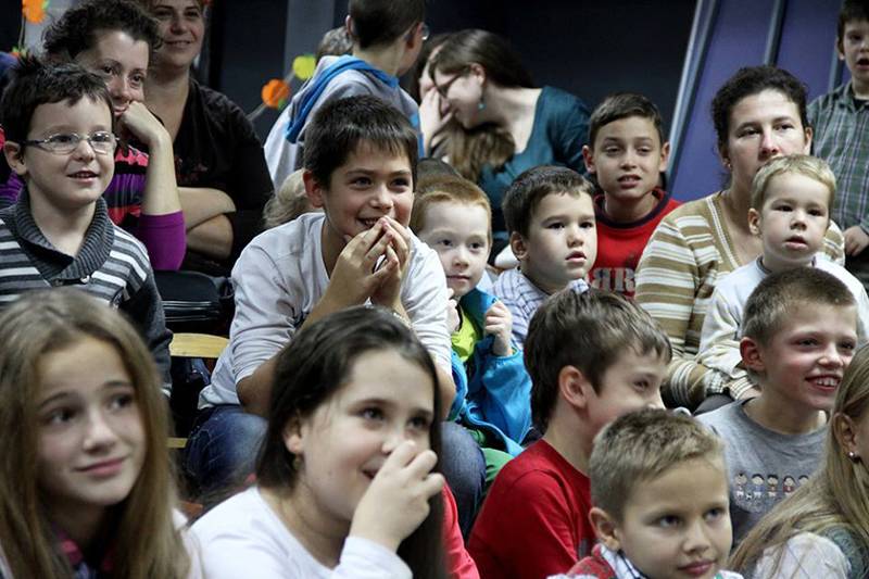 A gyerekeket is megismertetnék a kultúra szeretetével a könyvek és bemutatók révén •  Fotó: Marosvásárhelyi Nemzetközi Könyvvásár/Facebook