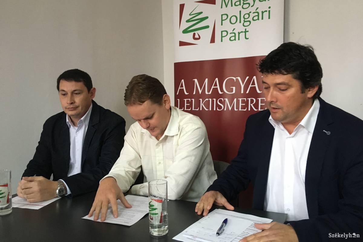 Salamon Zoltán Hargita megyei, Nagy Gábor sepsiszentgyörgyi és Kulcsár-Terza József Kovászna megyei MPP-elnök •  Fotó: Bíró Blanka