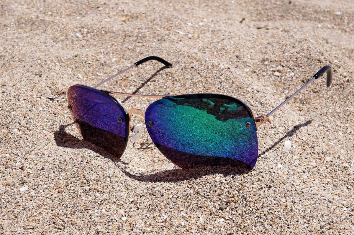 Homokban felejtett napszemüveg. Egy kicsit így nagyobb lesz a nyaralási költség. Illusztráció •  Fotó: Pixabay.com