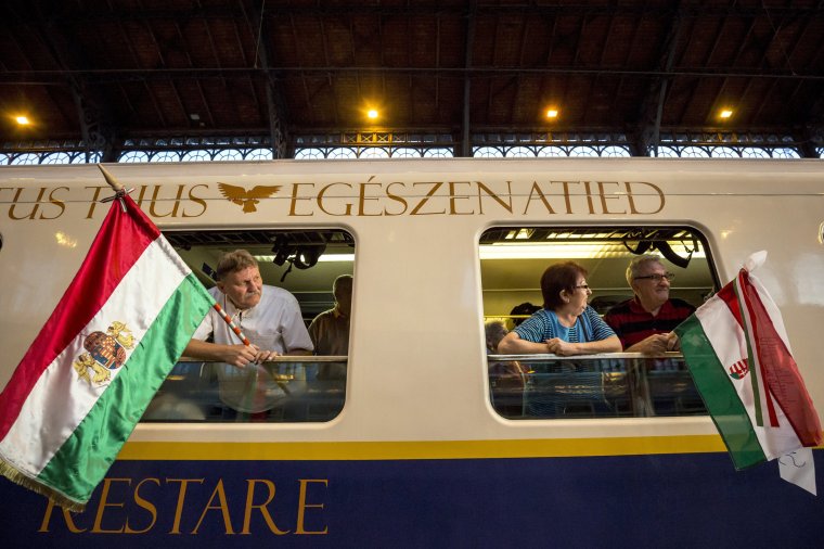 Elindult a Boldogasszony zarándokvonat a csíksomlyói búcsúba, több városban ünnepséggel várják