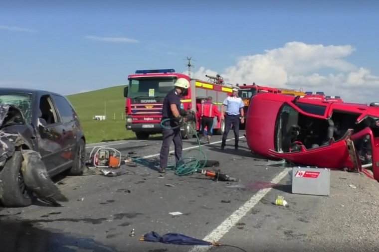Ketten életüket vesztették, hárman súlyosan megsérültek a Feketehalom melletti balesetben