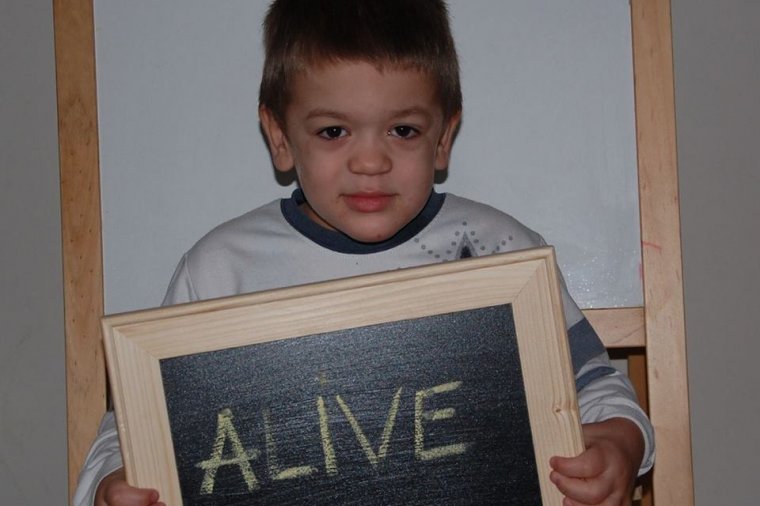 Gyógyszergyártók kezében a brassói fiú élete