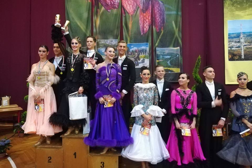A Bencze István és Prozlik Anna páros a dobogó legfelső fokán &bullet;  Fotó: Silver Tánccsoport Egyesület
