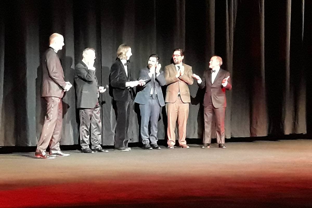 A fesztiváligazgató (balról a második), tőle jobbra pedig Wes Anderson. Megnyitották a 68. Berlinalet •  Fotó: Bács Béla János