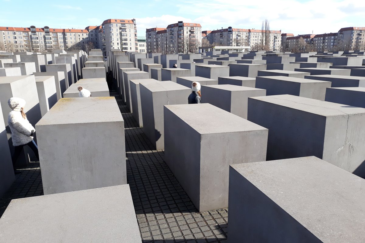 Holokauszt emlékmű a brandenburgi kapu közelében. Hosszú vita előzte meg a létrejöttét. Ami a 2711 betonoszlop között érezhető,  azt a fotó nem tudja visszaadni •  Fotó: Bács Béla János
