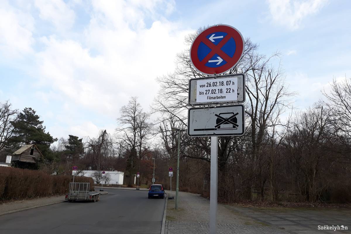 Berlinben nemcsak bemutatják a filmeket, forgatnak is. Évente kb. 500 bejegyzett forgatási  nap van. Ilyenkor az érintett utcarészeket lezárják •  Fotó: Bács Béla János