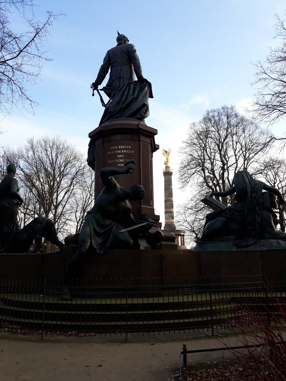 Az első birodalmi kancellár Otto von Bismarck emlékére állított szoborcsoport. Háttérben a Győzelmi oszlop, a berliniek Goldelse-nek becézik (Arany Lizzi) •  Fotó: Bács Béla János