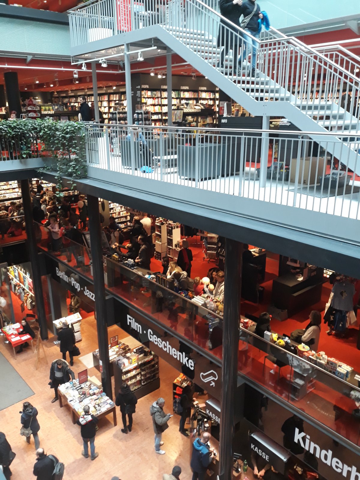 Dussmann, az ötszintes kultúr-áruház. Könyv,  zene, film – éjfélig várják a vásárlókat •  Fotó: Bács Béla János