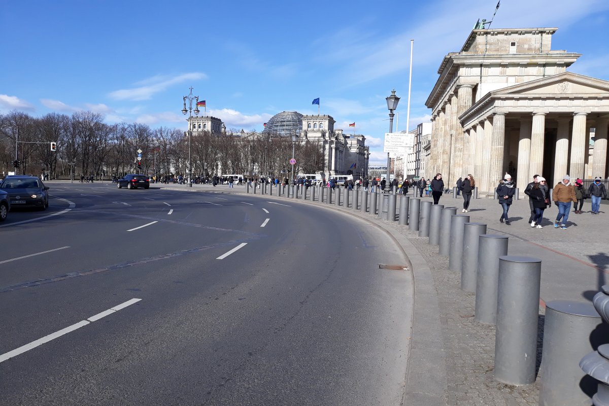 A Reichstag és a Brandenburgi kapu között húzódott egykoron a Berlini fal •  Fotó: Bács Béla János