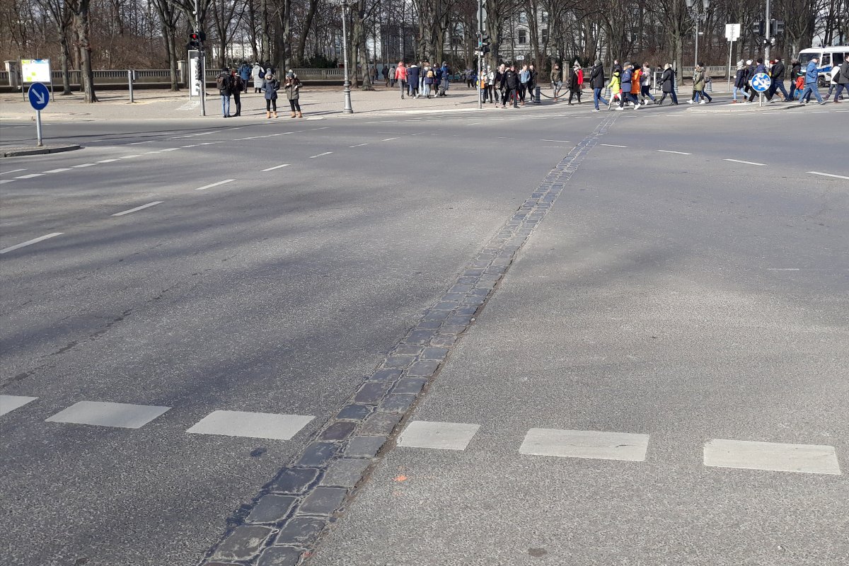 Február 5-én pszichológiai időhatárt lépett át a város történelme. Több idő telt el a fal lebontása óta, mint amennyi ideig az a várost kettészelte. Kövekkel jelölik a helyét az úttesten •  Fotó: Bács Béla János