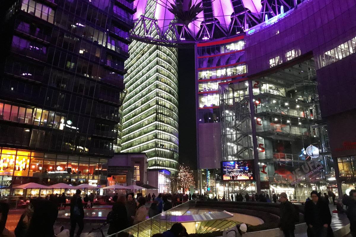 Esti fényben a Sony Center. Ezen a környéken találhatóak a fesztivál legfontosabb mozitermei •  Fotó: Bács Béla János