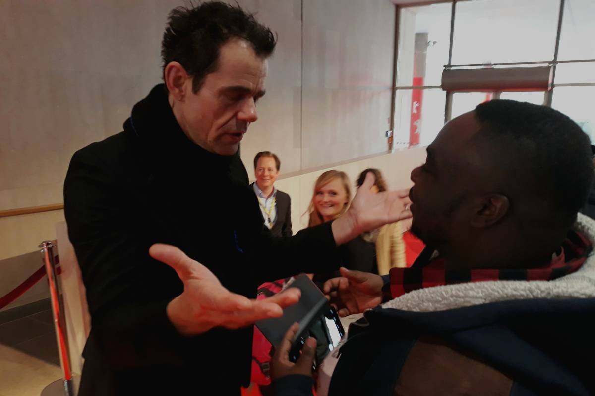 Tom Tykwer, a nemzetközi zsűri elnöke egy vasárnapi matiné előtt. Vajon kinek lesz szombaton egy aranyos medvéje? •  Fotó: Bács Béla János