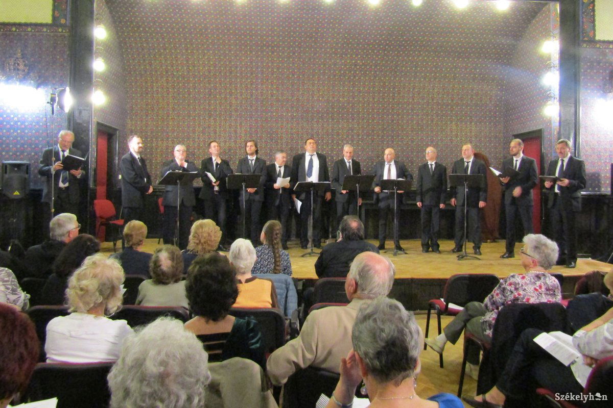 A pillanat, amikor a húsz év valamennyin tagja a színpadon volt •  Fotó: Bakó Zoltán