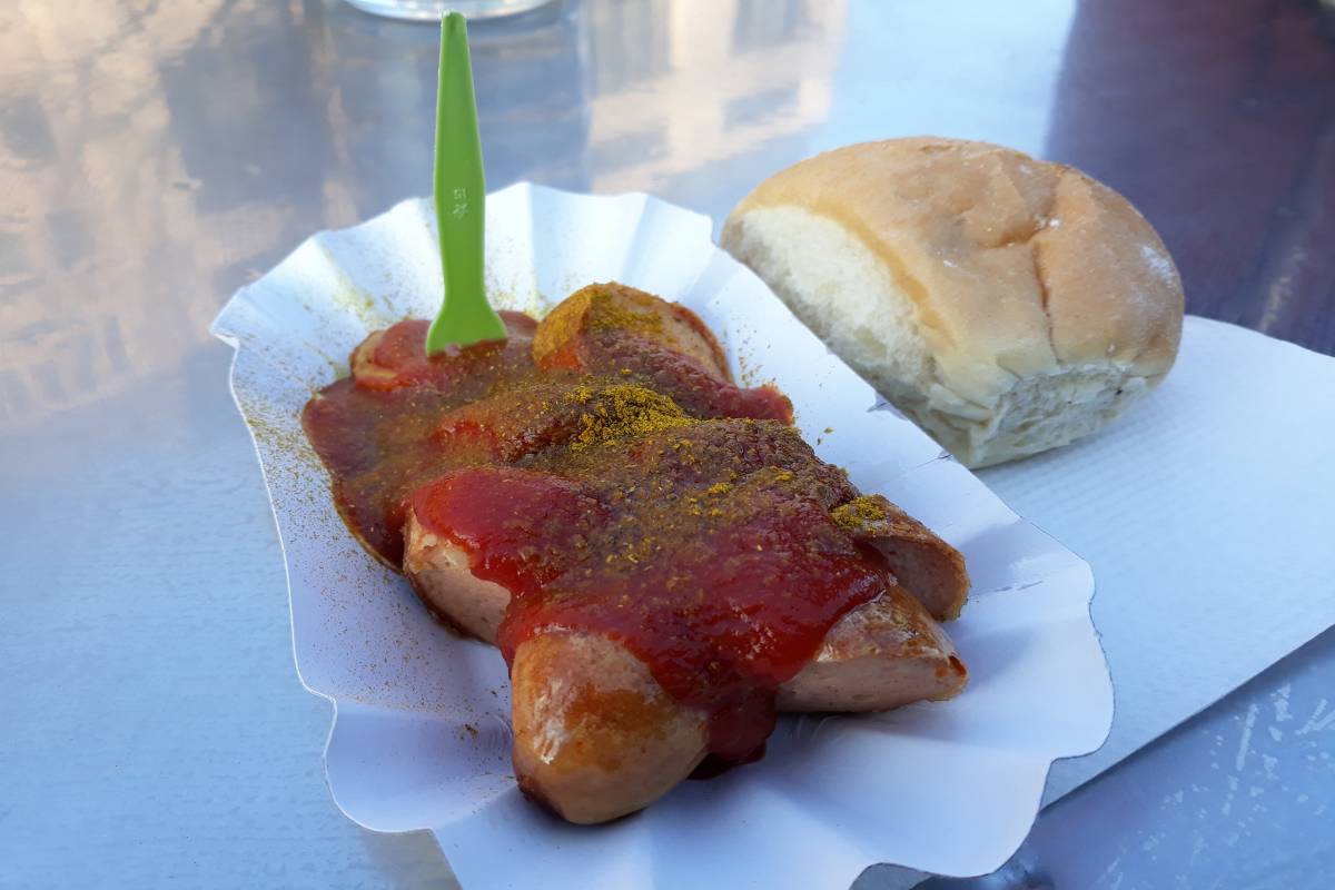 Ha Berlin, akkor Currywurst (is). 800 millió fogy el belőle évente Németországban. Ma már külön múzeum foglakozik az 1949 óta piacra dobott finomsággal •  Fotó: Bács Béla János