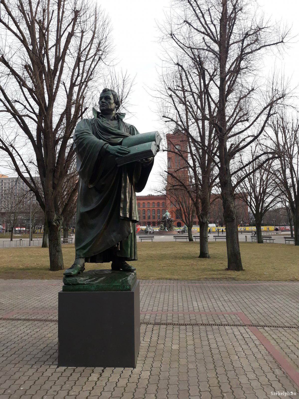 Luther Márton szobra Berlin (egyik) központjában. Nemrég ünnepelték a tézisei kifüggesztésének 500 évfordulóját •  Fotó: Bács Béla János