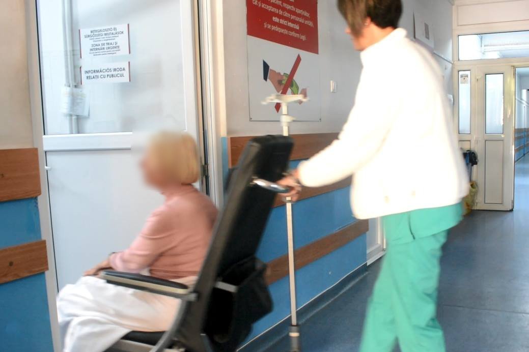 A Csíkszeredai Megyei Sürgősségi Kórházban látták el a medvetámadás áldozatát • Fotó: Borboly Csaba Facebook-oldala