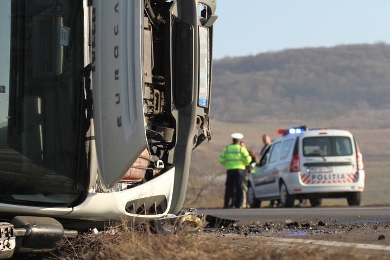 Felborult egy hűtőszekrényekkel megrakott kamion, miután a sofőrt megszúrta egy méh