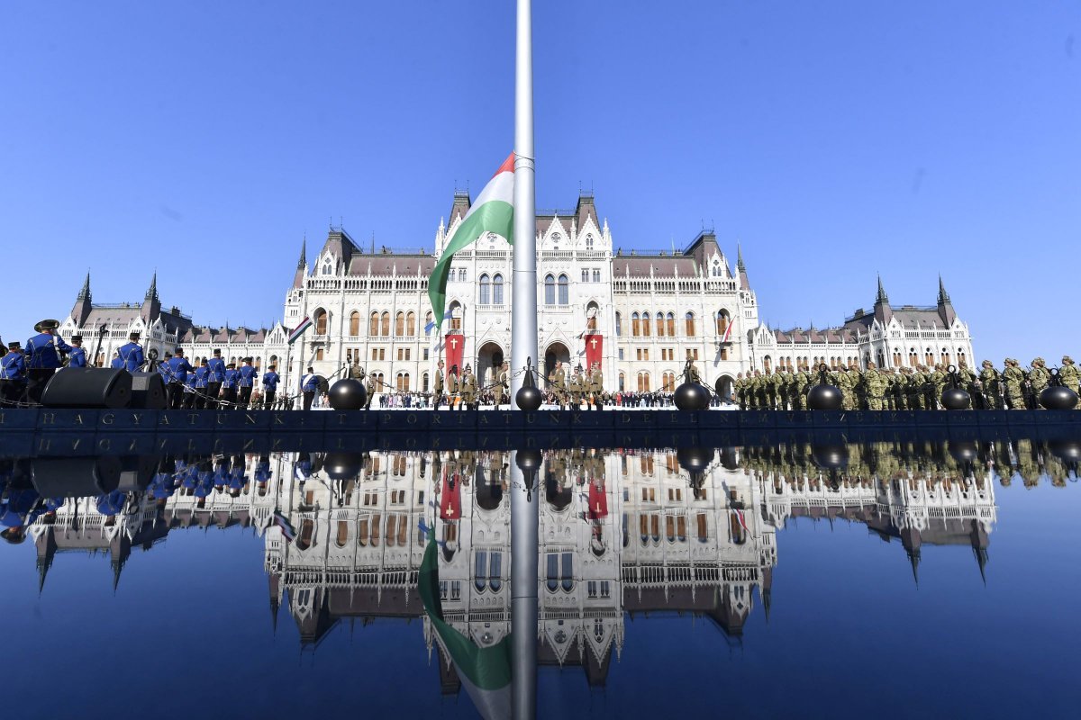 Felvonják a nemzeti lobogót az augusztus 20-i nemzeti ünnepen a budapesti Kossuth téren augusztus 20-án •  Fotó: Illyés Tibor/MTI