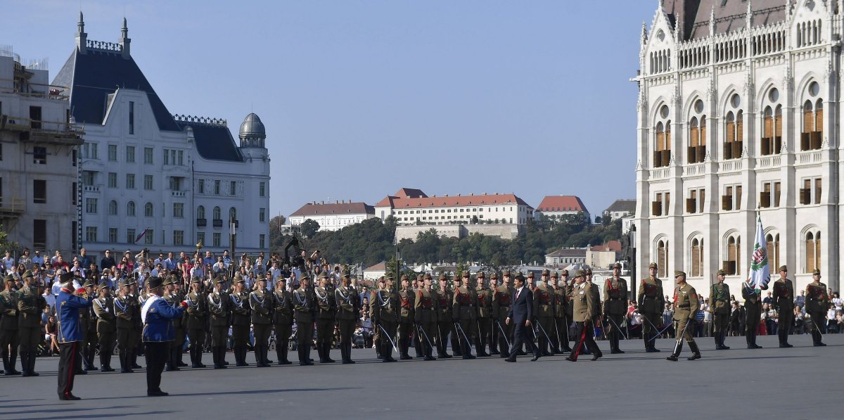 Áder János köztársasági elnök (középen) a díszegység előtt az augusztus 20-i nemzeti ünnepen a budapesti Kossuth téren. Az államfő mögött Korom Ferenc vezérőrnagy, a Honvéd Vezérkar főnöke •  Fotó: Illyés Tibor/MTI