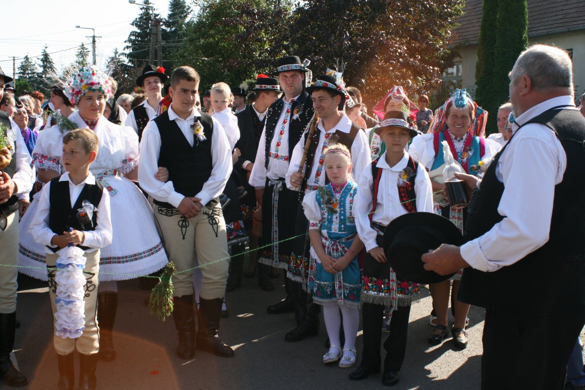 Varsányban eddig soha nem kötötték el az utat a nászmenet előtt •  Fotó: Barabás Géza